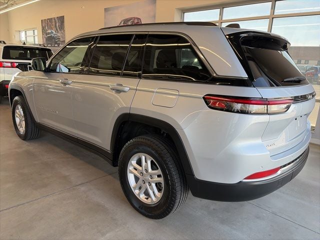2023 Jeep Grand Cherokee Laredo 4x4