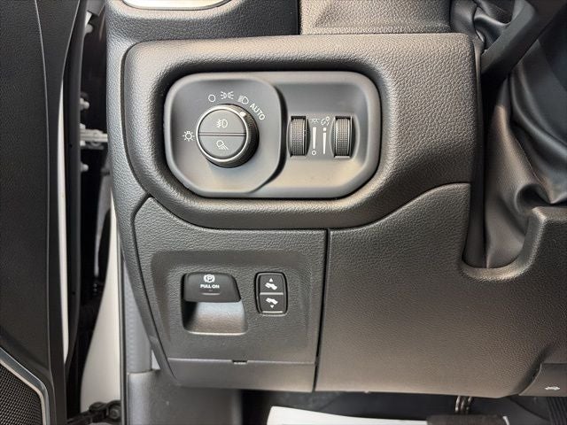 2023 RAM 1500 Laramie Crew Cab 4x4 5'7' Box