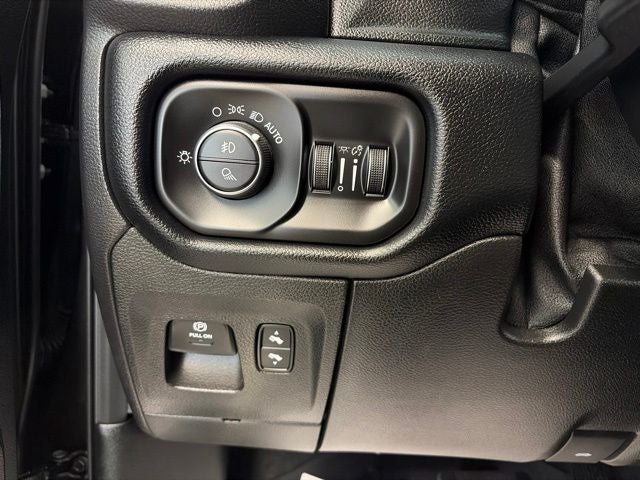 2020 RAM 1500 Laramie Crew Cab 4x4 5'7' Box